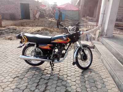 Honda 125 color Black