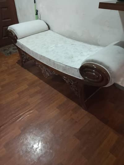 ٹریڈیشنل ہینڈ کاروڈ دیوان (Chaise Lounge) - ملتان"