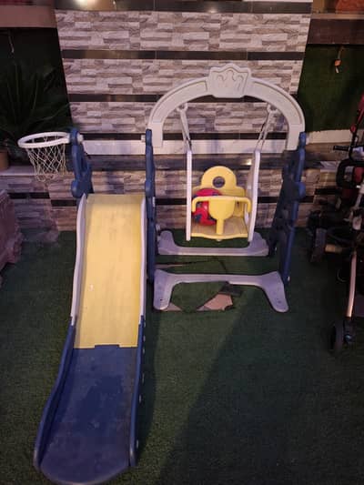 It's just unbox. Box is available. Snug n play model.