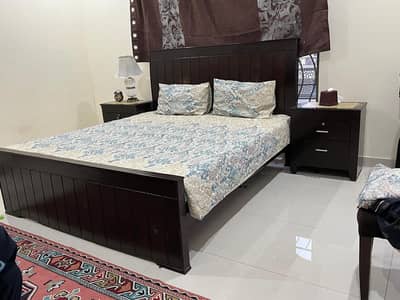 BED WITH SIDE TABLES