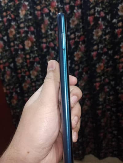 4/64 no panel change no scratch totally genuine with charger