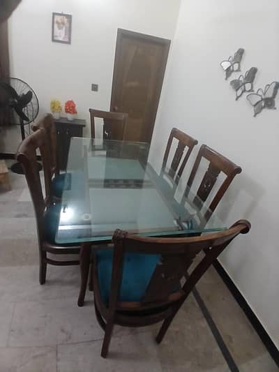 Elegant Dining Table with 6 Chairs – Excellent Condition
