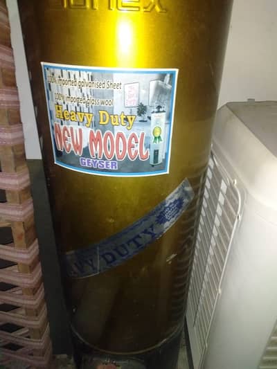 Almost new, Only 1 month used Geyser