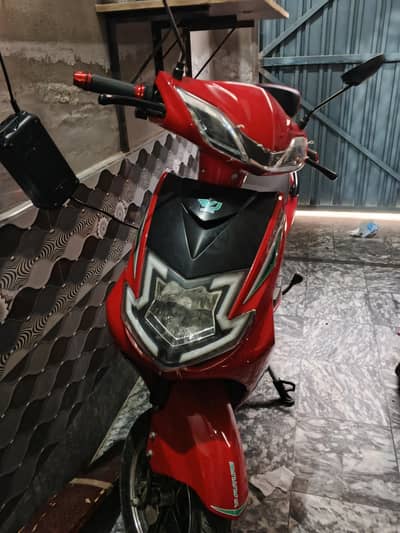 YJ Future Electric Scootey Red Color Brand New condition Total Jeanine