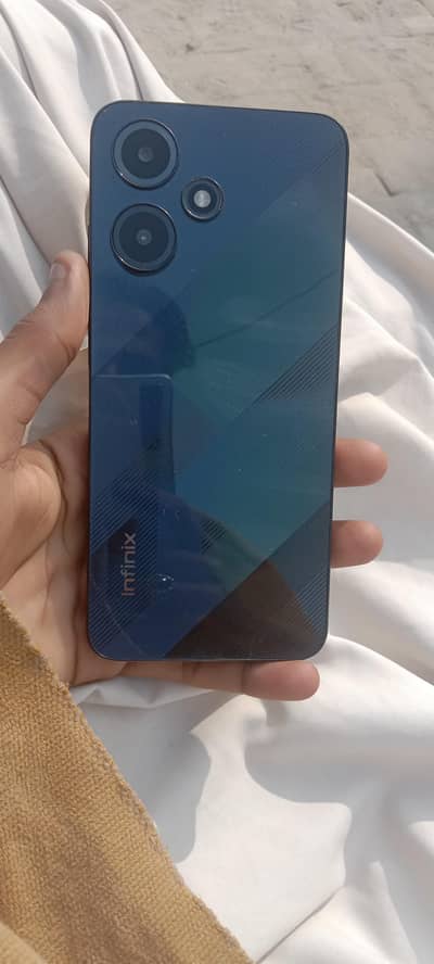 Infinix hot 30 play 10/10 condition 4.64 may mobil hay 6000 mAh
