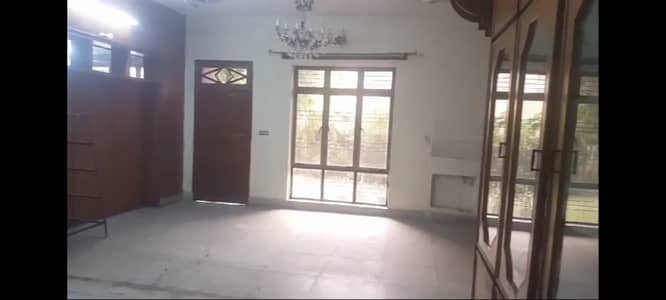 MUSTAFA TOWN: 10 MARLA UPPER CENTER PORTION