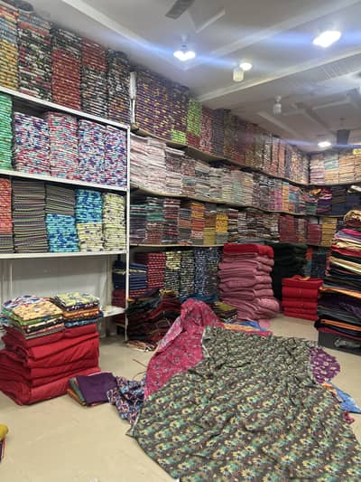 Clothing shop ka gudam pa healper ka kam karna ha