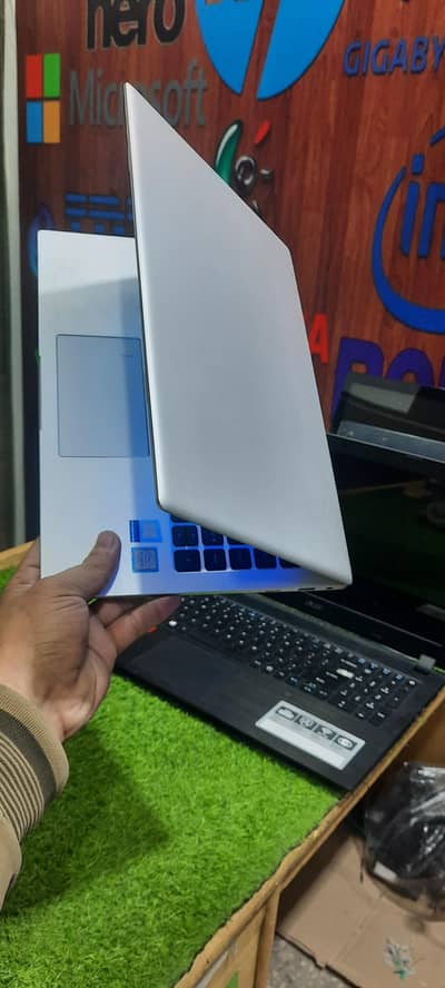 Third wave  American Laptop i5 8th gen 8gb ram 128 ssd