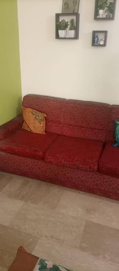 5 Seaters Sofa set Maroon color Good Condition For Sale