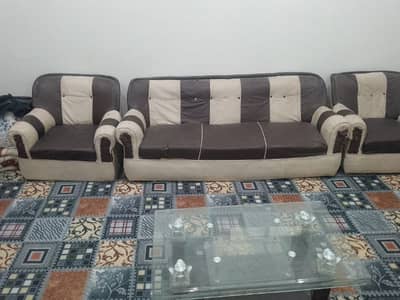 صوفہ سٹ . . ایک عدد شیشہ ٹیبل