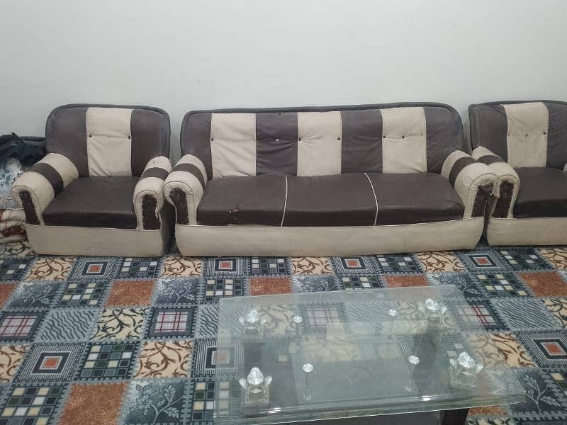 صوفہ سٹ . . ایک عدد شیشہ ٹیبل 0