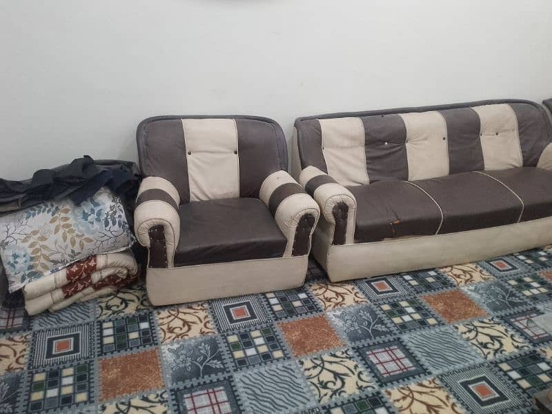 صوفہ سٹ . . ایک عدد شیشہ ٹیبل 2