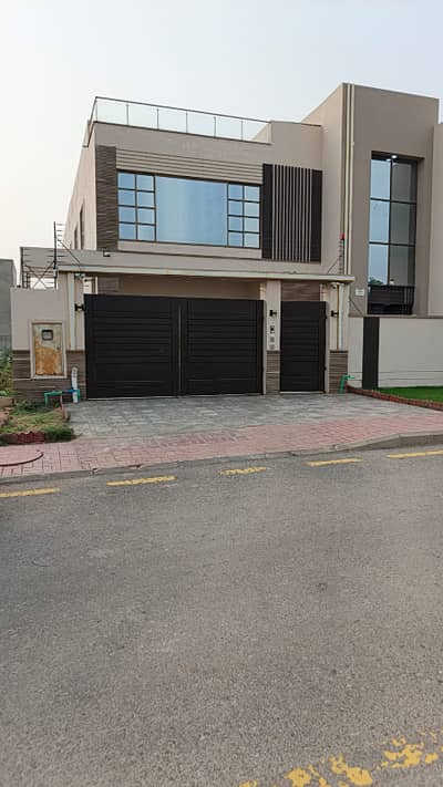 1000sq yd Luxury Villa with Designer Kitchen, Washroom and Elevation. Ready to Move