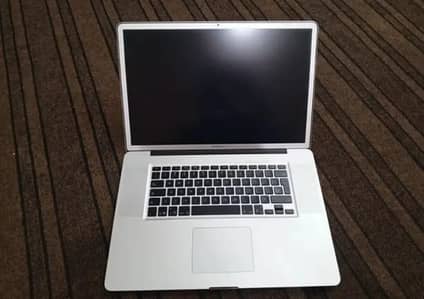 MacBook pro 17 inch display 2012