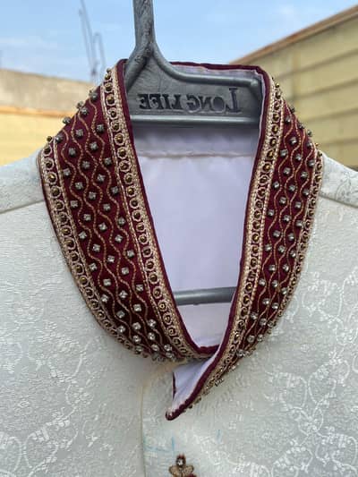 واسکوٹ سفید کلر کڑھائی سے بھرپور