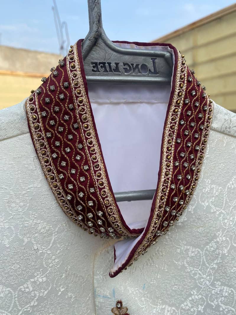 واسکوٹ سفید کلر کڑھائی سے بھرپور 0