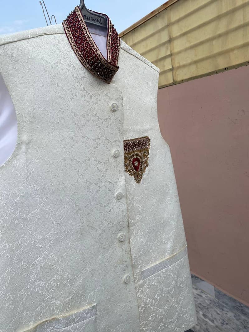 واسکوٹ سفید کلر کڑھائی سے بھرپور 1