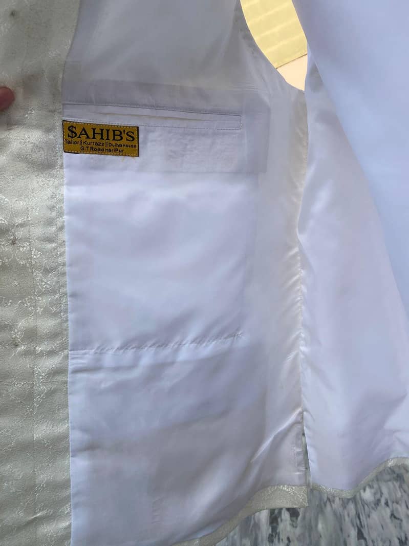 واسکوٹ سفید کلر کڑھائی سے بھرپور 3