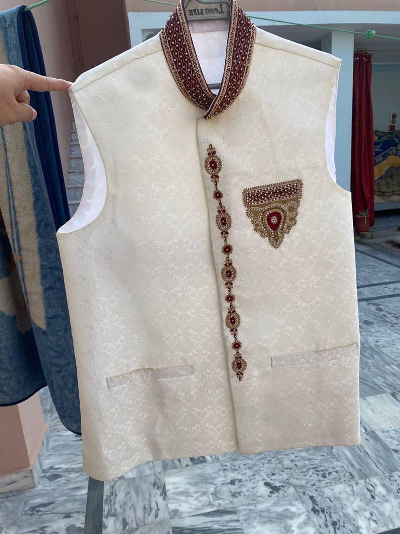 واسکوٹ سفید کلر کڑھائی سے بھرپور 4