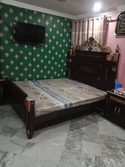 Bed 2 side table or dressing hai mattress bhi sath hain