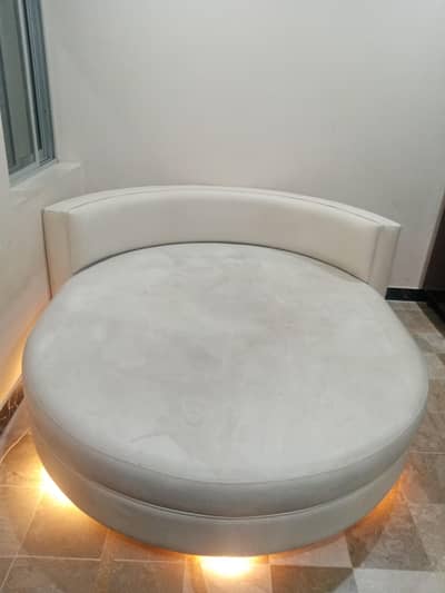 Bed queen round shaep beautiful