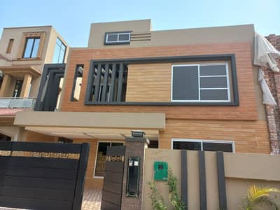 10 Marla Owner Built House for Sale Jasmine Block (Prime Location)