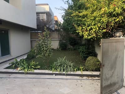 1 kanal spacious villa available for rent