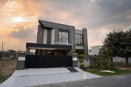 FACING RYA GOLF 1 KANAL ORIGINAL PICTURE BANGALOW FOR SALE NEAR TO RAYA FAIRWAYS.