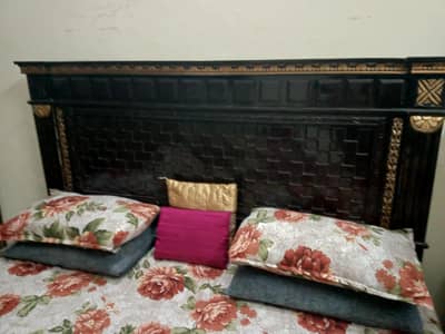 Double Bed, Dressing