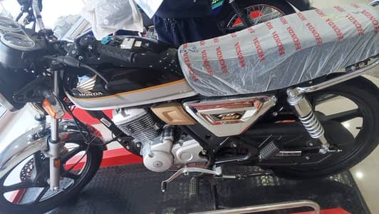 Chohdri electrilnics pr female recieptionest ki zrort hai