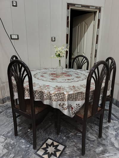 Dining table Round wooden with chairs
