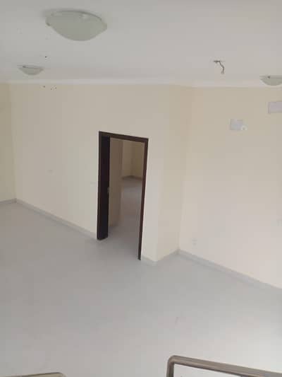 235sq yd 3 Bedrooms Luxury Villa is Available FOR RENT. 10km from Entrance of BTK. 3 Bed DDL 1 Kitchen