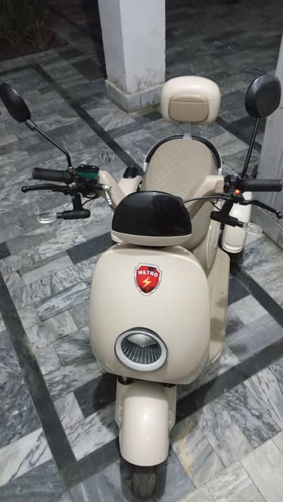 Metro electric scooter three wheeler