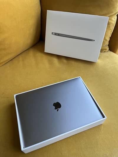 MacBook air M2 2022 With Box.