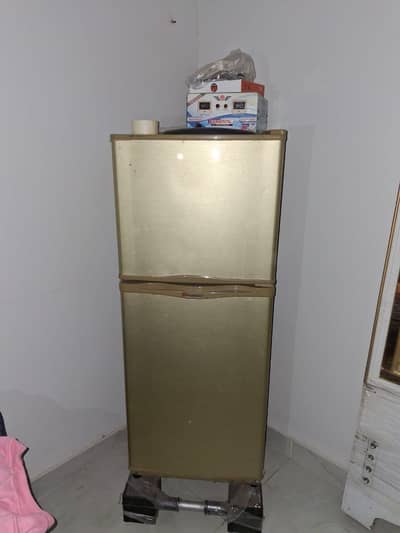 small fridge 3 months use huwi new fridge buy krli Hy is Liye sla ekr