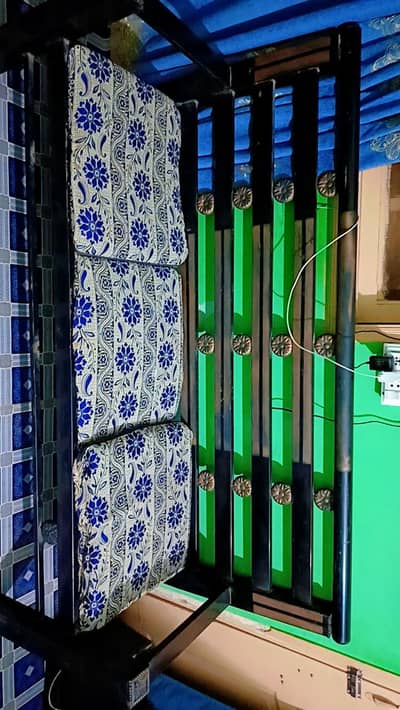 5 seater Iron sofa set in good condition neat and clean