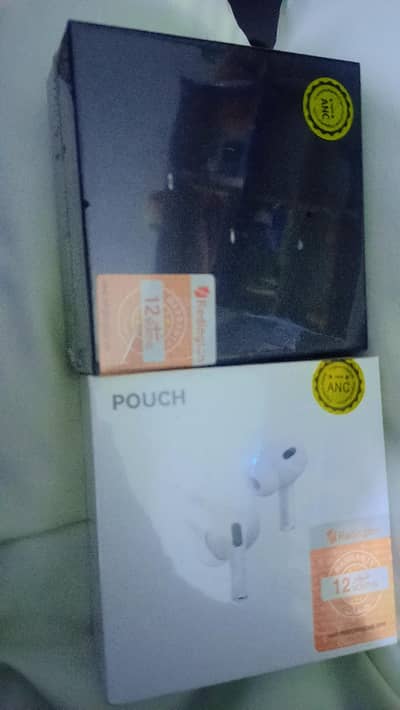 pouch Earpodes black and white