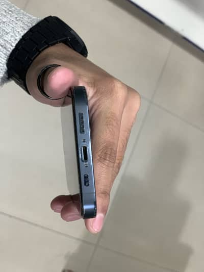 Apple iphone 12 pro FACTORY UNLOCK WITH BOX only back break