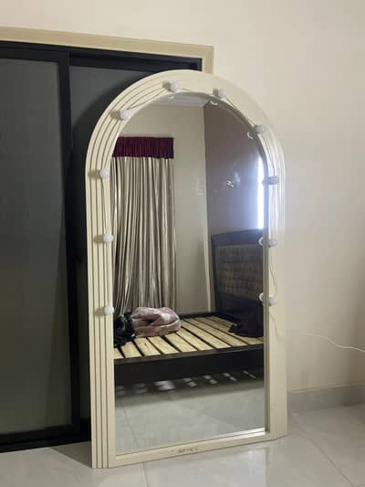 Mirror with vanity lights 3 shades