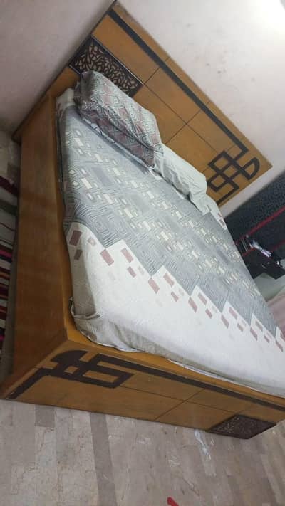 Urgent bed set for sell original shesham