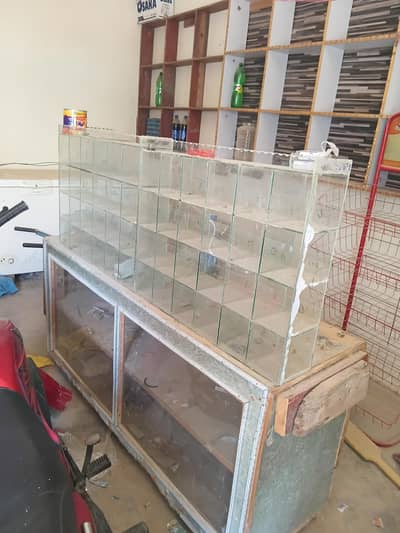 دو شیشے کے شوکیس برائے فروخت