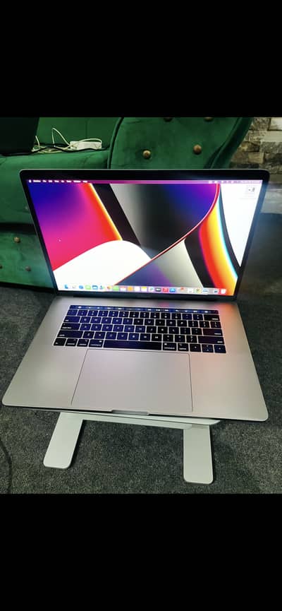 MacBook Pro 2018 core i7 15inch 16GB /512GB 4GB GPU 10/10