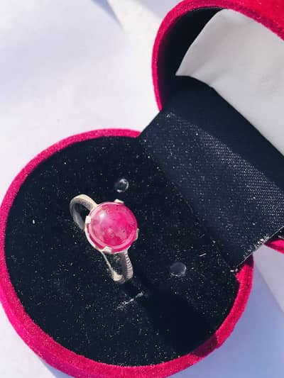 Ruby (glossfeld) with silver ring
