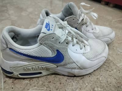 selling my preloved puma Nike sneakers