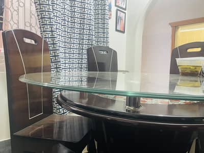 Round Dining Table - Six seaters