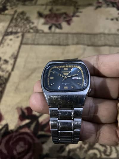 Old model seiko  outomatic  usd me nh arhi is lia seal kar raha hun
