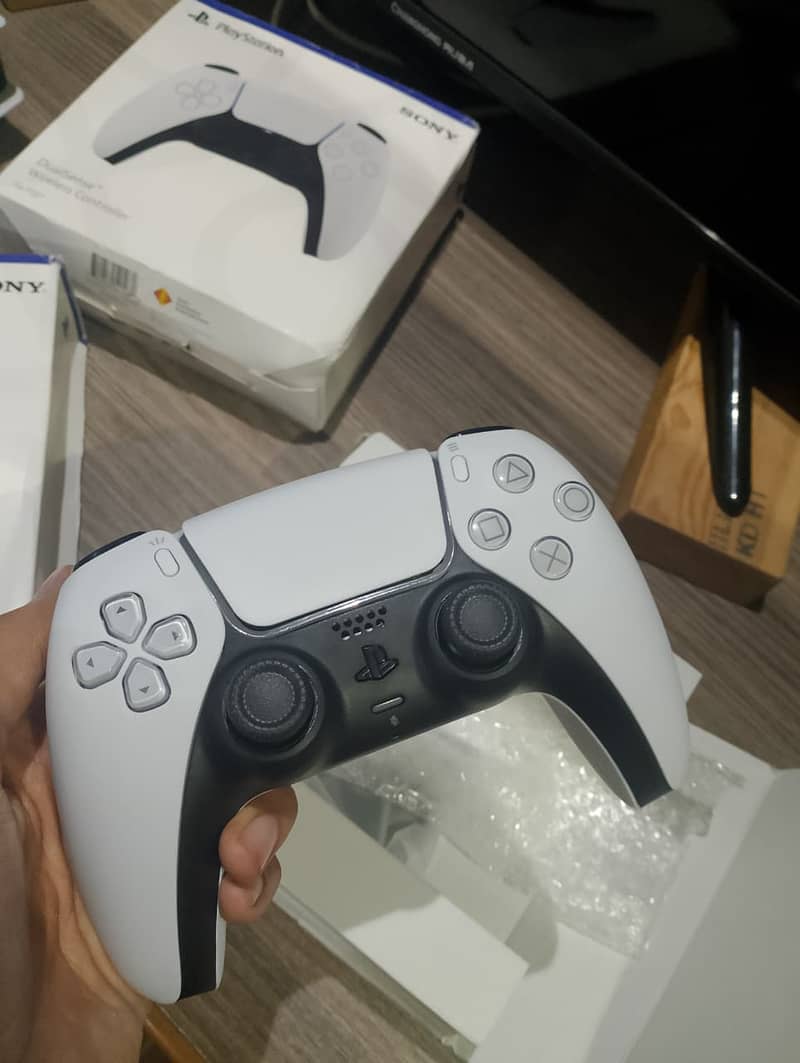 PS5 White Controller - COD Available 0