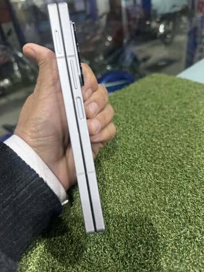 Samsung Z fold 6 natural colour