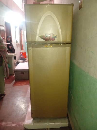 یہ فرج ہے جی بالکل صحیح ہے اس کی کنڈیشن بالکل صحیح ہے