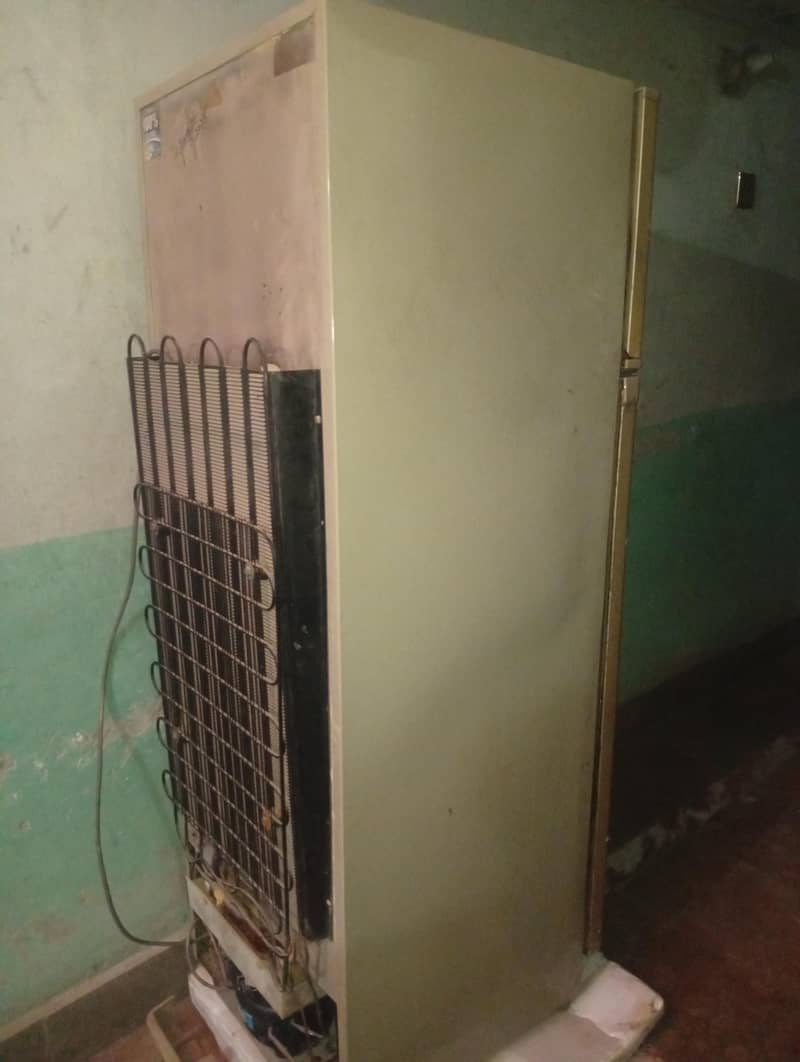 یہ فرج ہے جی بالکل صحیح ہے اس کی کنڈیشن بالکل صحیح ہے 2